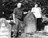 Moshe Naveh und Yehudith Epstein auf dem Jüdischer Friedhof in Rotenburg an der Fulda